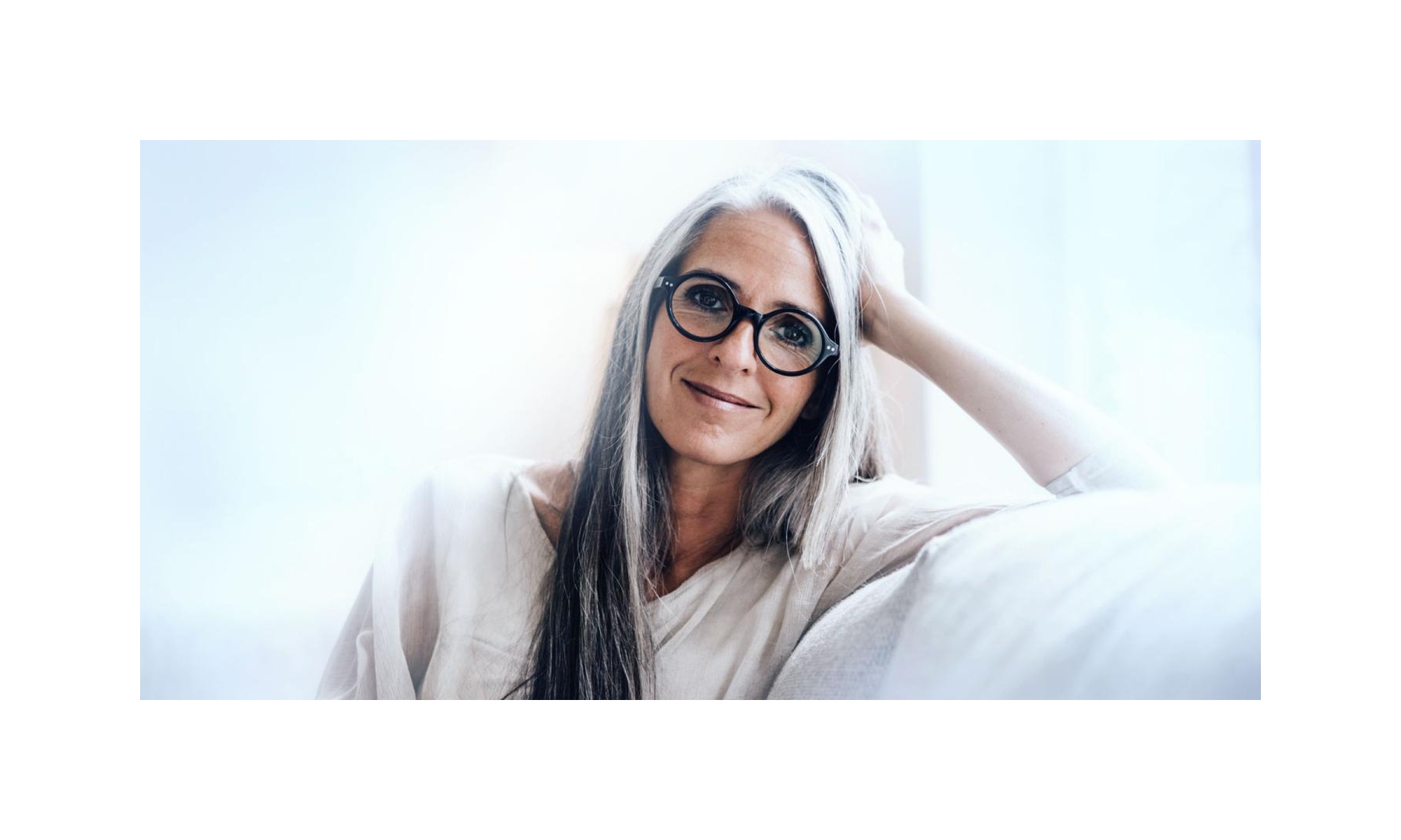 Frau mit Gleitsichtbrille. 