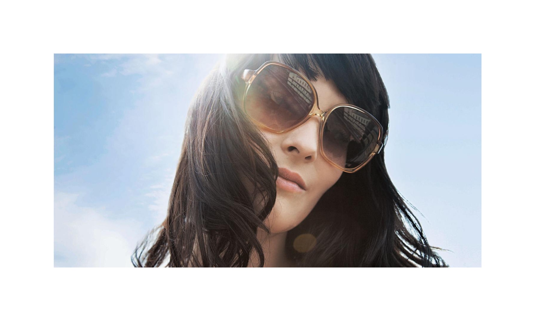 Frau mit großer Sonnenbrille. 